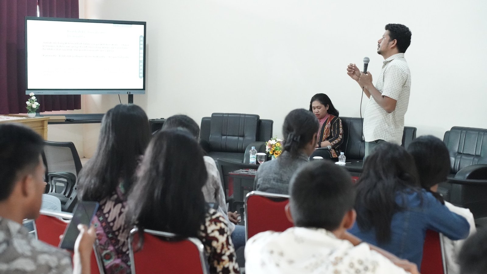 Literasi Media sebagai Bekal Mahasiswa Komunikasi Menghadapi Disrupsi Digital